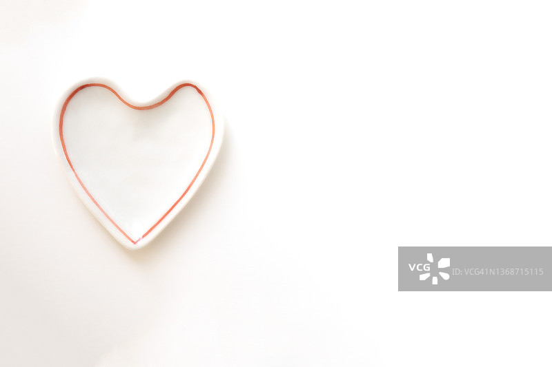 白色背景上的心形盘子图片素材