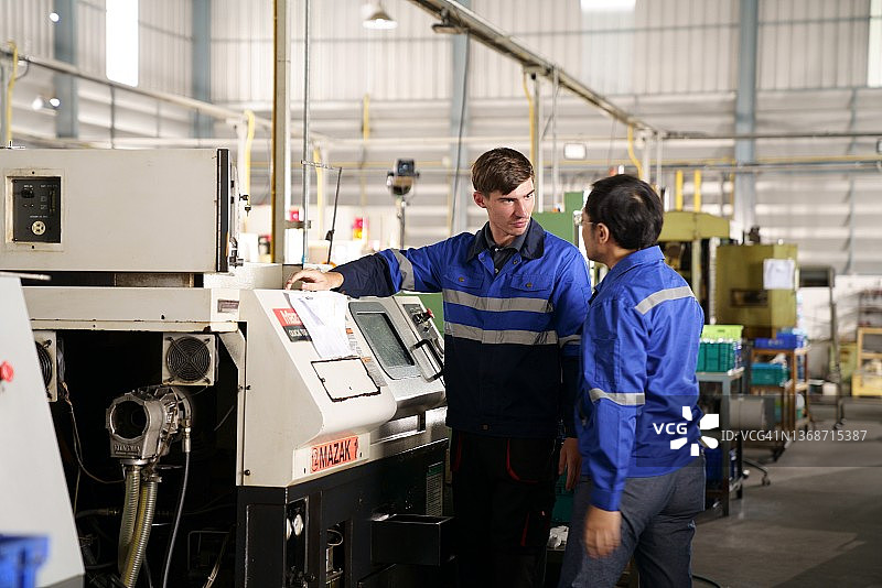 在工业工厂测试机械中计算机系统的计算机工程师图片素材