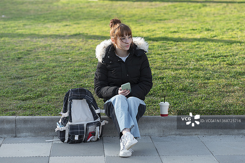 女学生等公交车图片素材