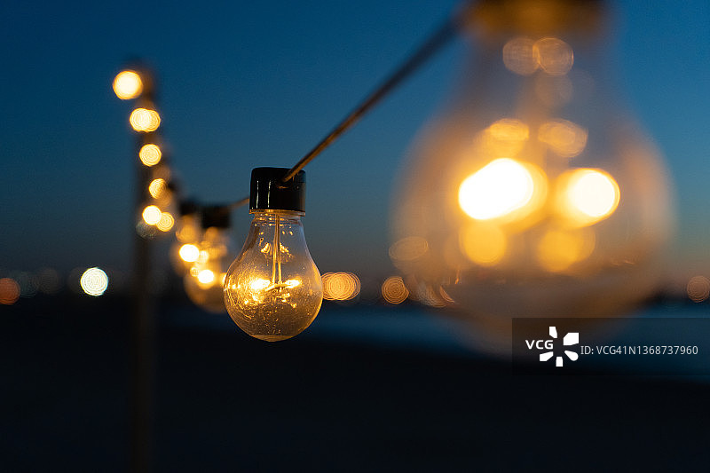 海滩咖啡馆露台灯泡特写图片素材