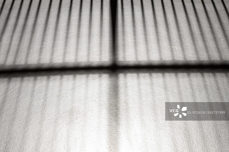 瓷砖地板上的阴影图片素材