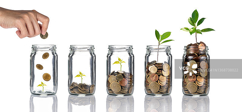 手放硬币入硬币罐，种子生长图片素材