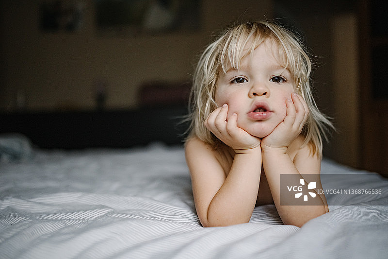 在家微笑的可爱小男孩画像图片素材