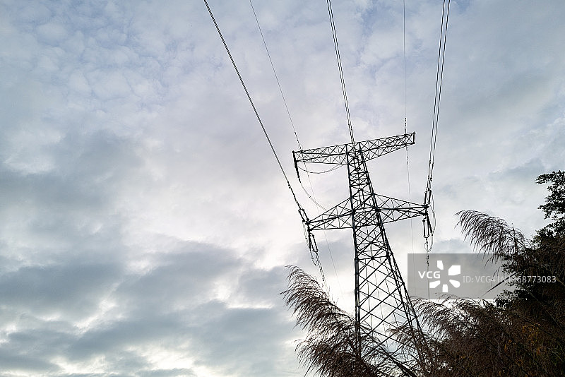 电力传输塔的低角度视图图片素材