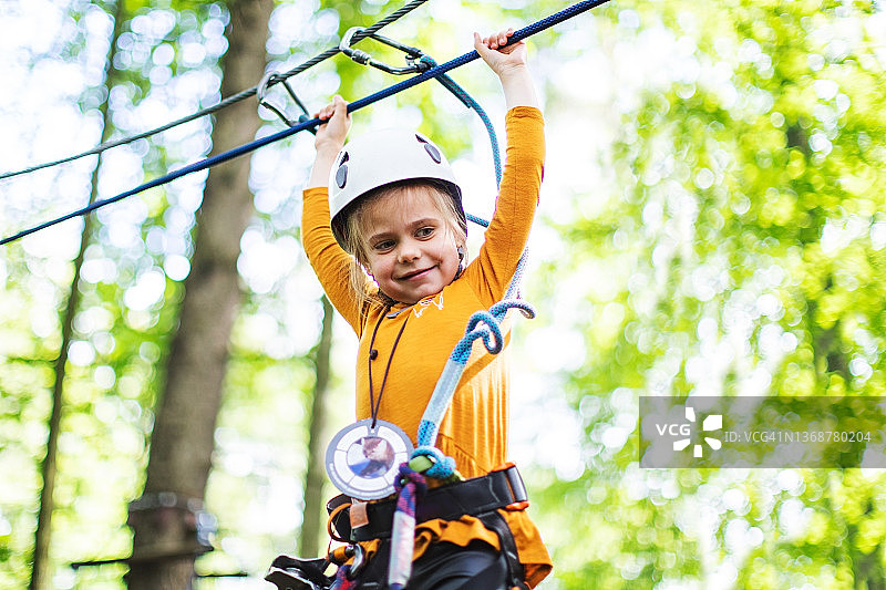 在滑索公园玩耍的小女孩图片素材