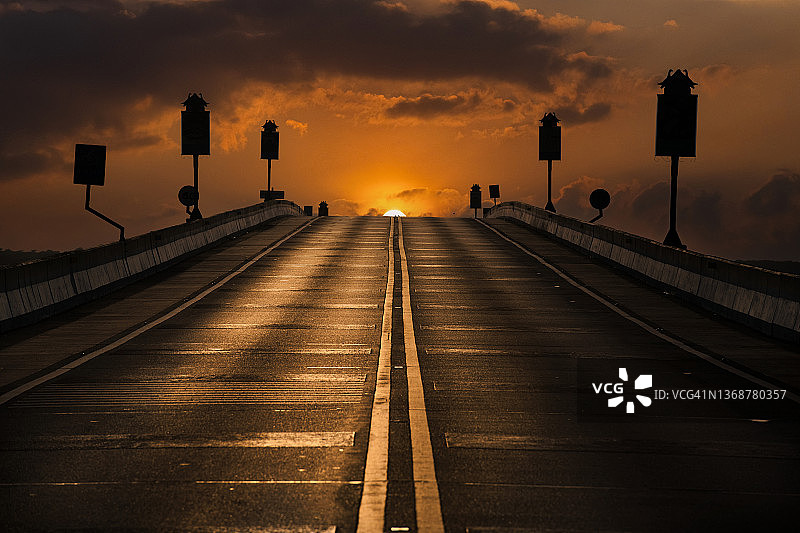 空旷道路上的日出日落图片素材