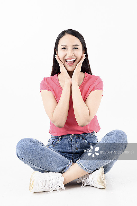 白色背景上坐在地上的震惊女子肖像图片素材