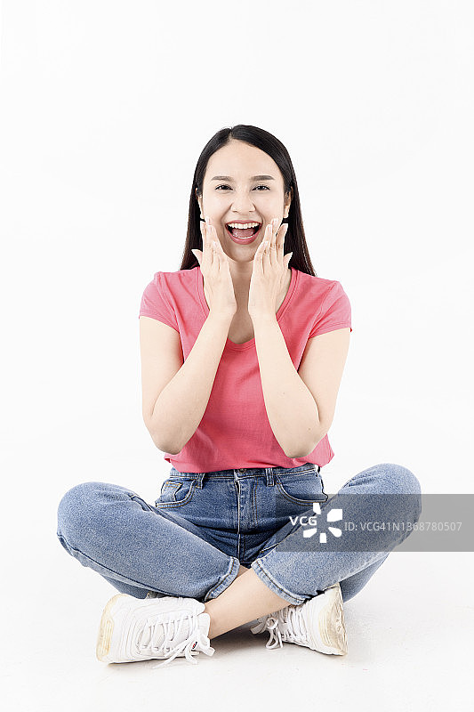 白色背景上坐在地上的震惊女子肖像图片素材