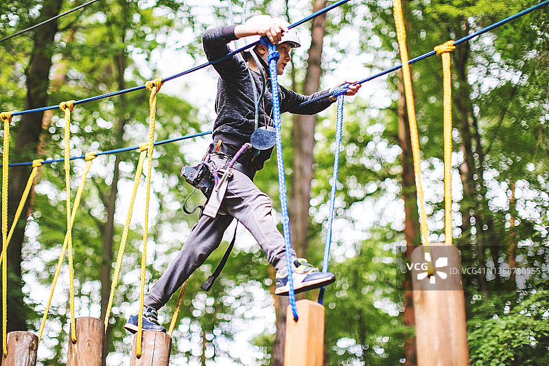 在滑索公园玩耍的小男孩图片素材