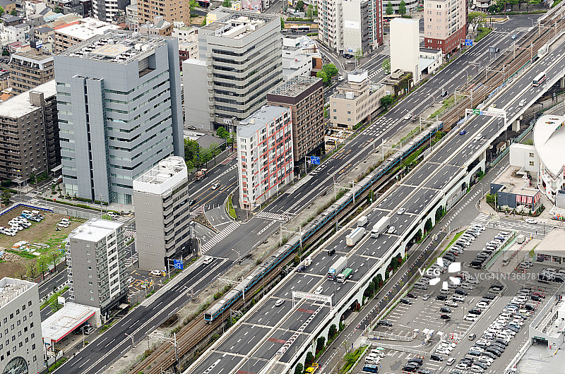 公路及其附近的街道，有一些交通和两侧的建筑物图片素材