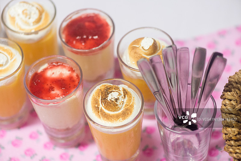 草莓奶油甜点生日庆祝图片素材