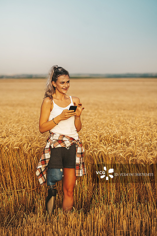 安装假肢的年轻女农民图片素材
