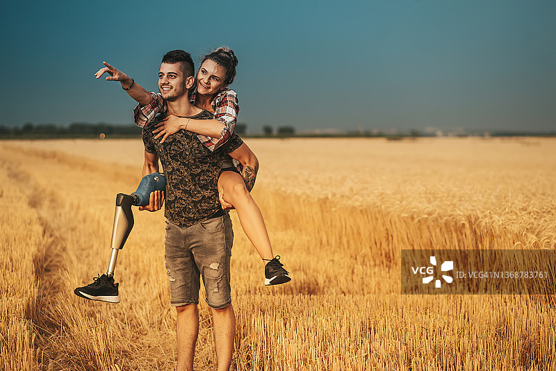 麦田里的年轻夫妇图片素材