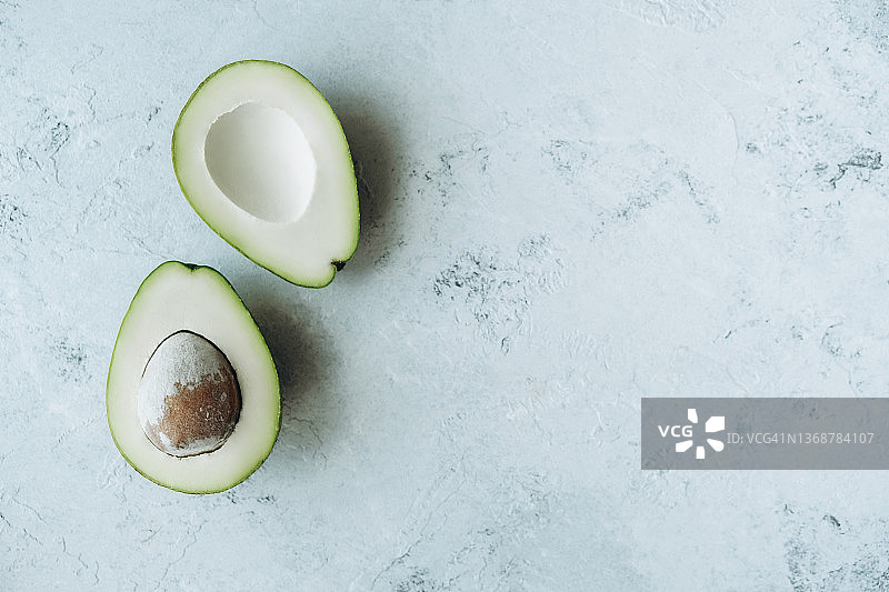 切成两半的未成熟牛油果，带果核图片素材