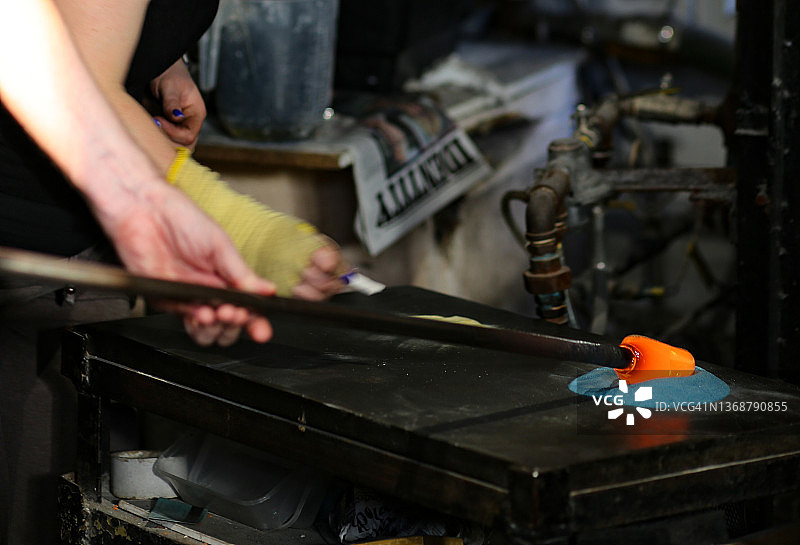 在车间用玻璃制作物品图片素材