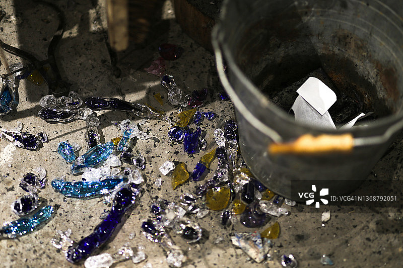 水桶旁的碎玻璃图片素材