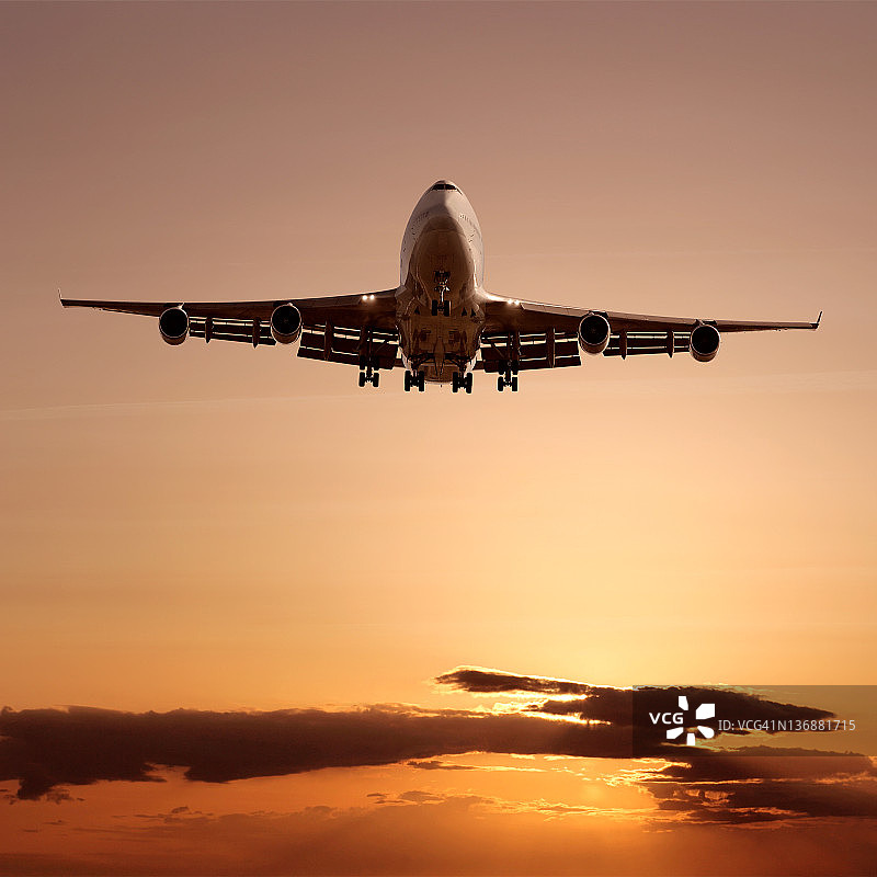 XL巨型喷气式飞机在黄昏时着陆图片素材