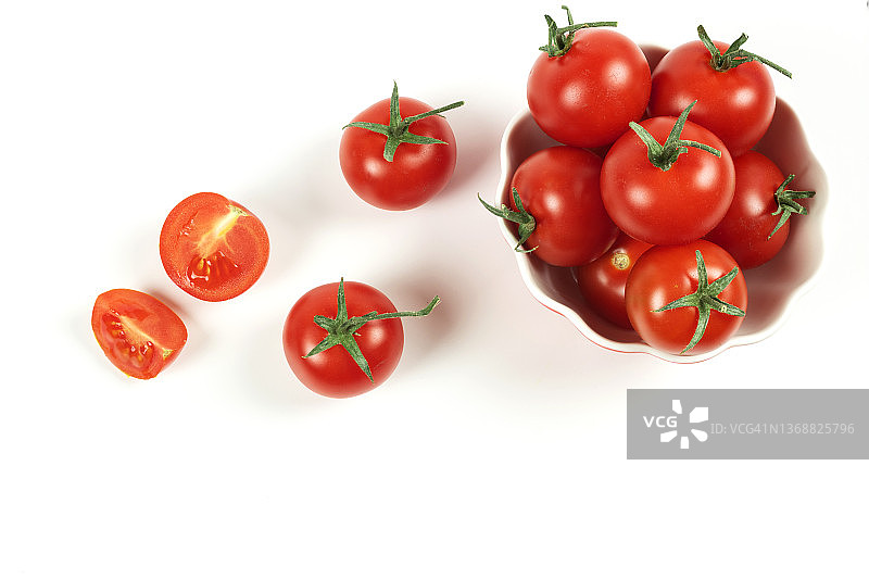 白色背景下碗里的新鲜樱桃番茄俯视图图片素材