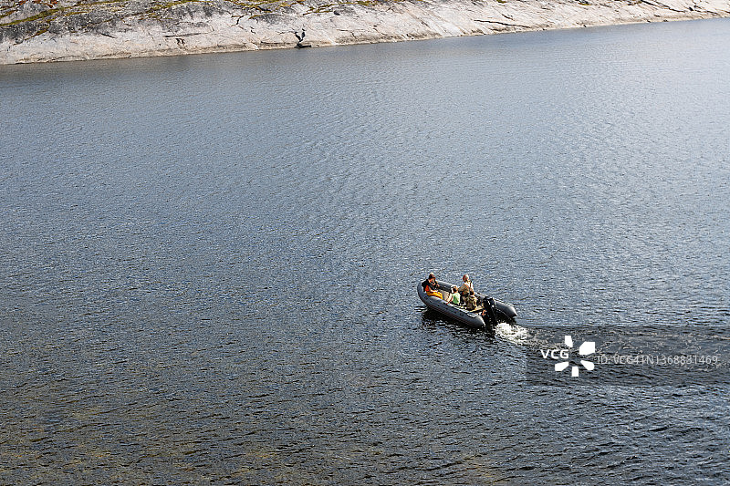 一家人在湖上乘坐充气艇（俯视角度）图片素材