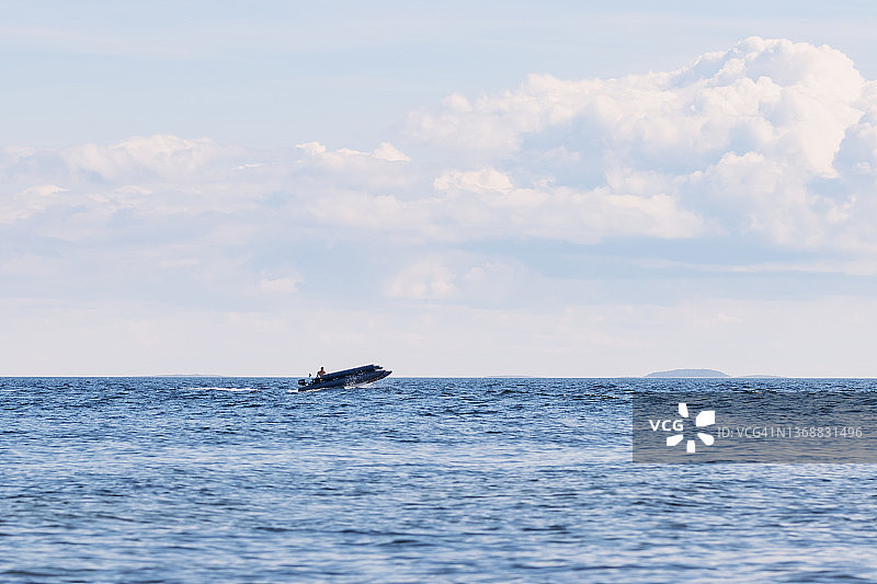 在白海高速航行的机动双体船，卡累利阿夏季海景和远处岛屿图片素材