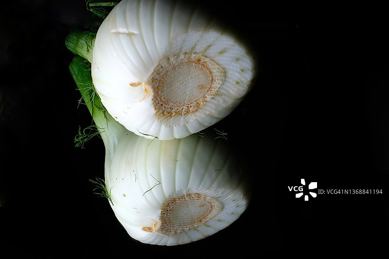 茴香切片 黑色背景反射图片素材