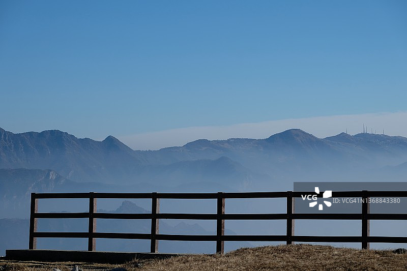 雾中山谷的栅栏景观图片素材