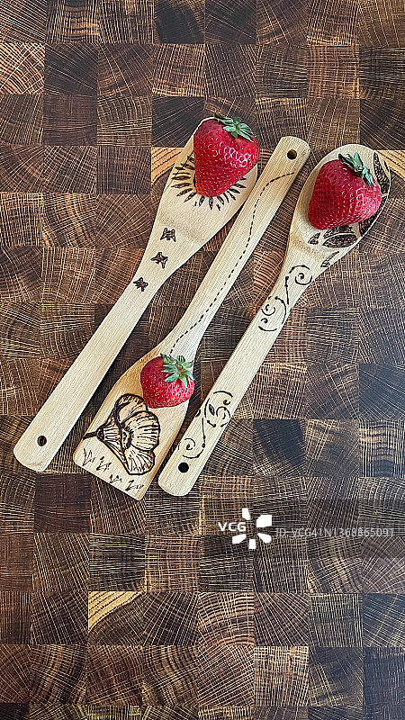 草莓、勺子和刮铲图片素材