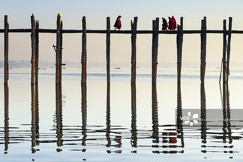 缅甸曼德勒乌本桥上缅甸人民的生活图片素材
