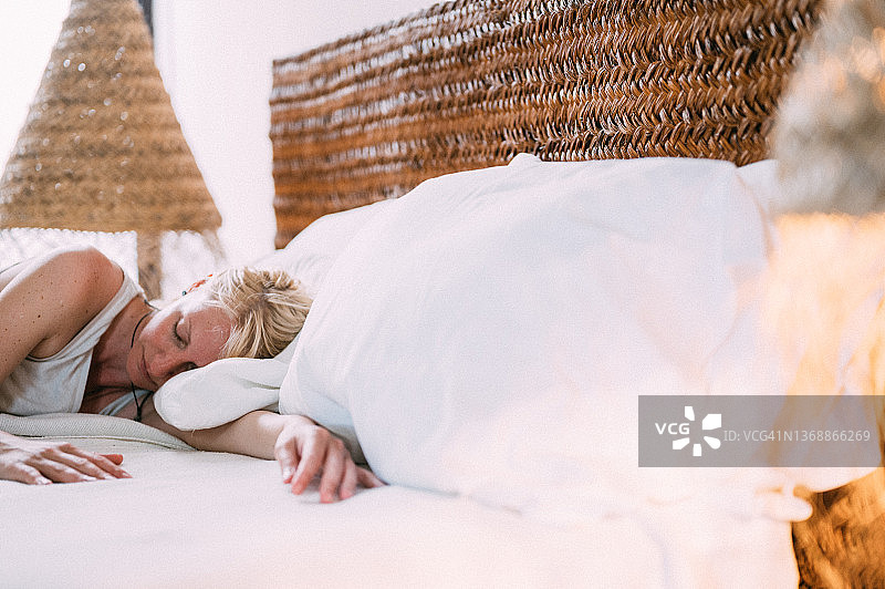 柳条床的浸渍图片素材