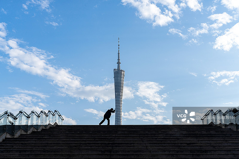 以广州塔为背景的男人合影图片素材