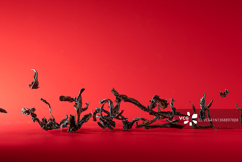 红背景中飞舞的大红袍乌龙茶图片素材