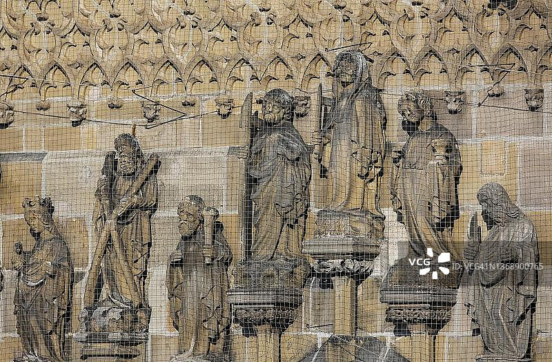 德国乌尔姆敏斯特西部门户的人物装饰图片素材