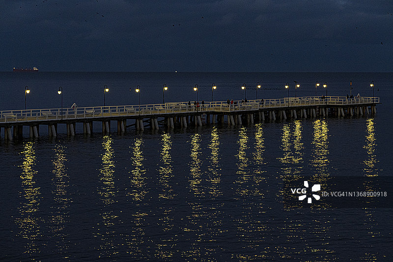 波兰格丁尼亚奥尔沃沃的木制码头夜景图片素材