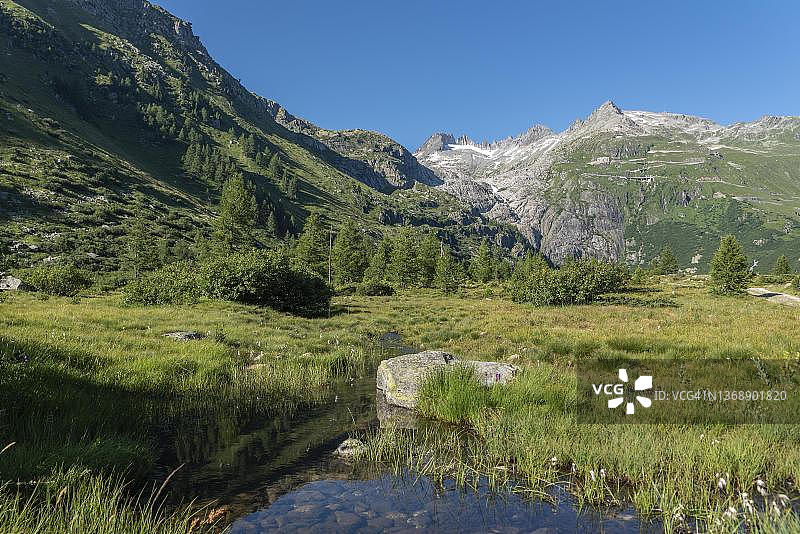罗纳河谷的风景，靠近格莱奇村庄，背景是罗纳冰川山脉，瑞士瓦莱州上瓦尔德图片素材