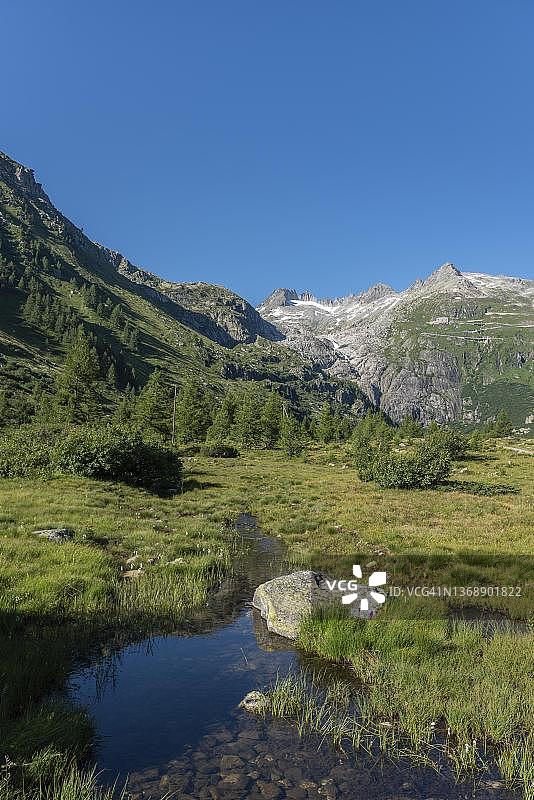 罗纳河谷的风景，靠近格莱奇村庄，背景是罗纳冰川山脉，瑞士瓦莱州上瓦尔德图片素材
