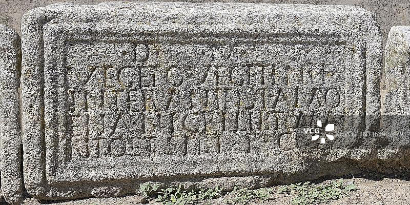 葡萄牙贝拉阿尔塔伊达尼亚-阿-韦利亚村的罗马石碑图片素材