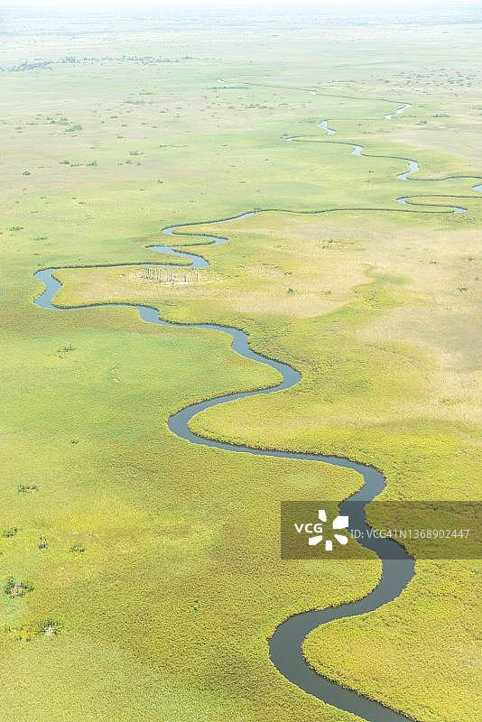 博茨瓦纳奥卡万戈三角洲的蜿蜒河流图片素材