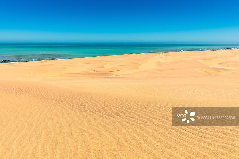 纳米布沙漠与西南大西洋交汇，纳米比亚斯瓦科普蒙德图片素材