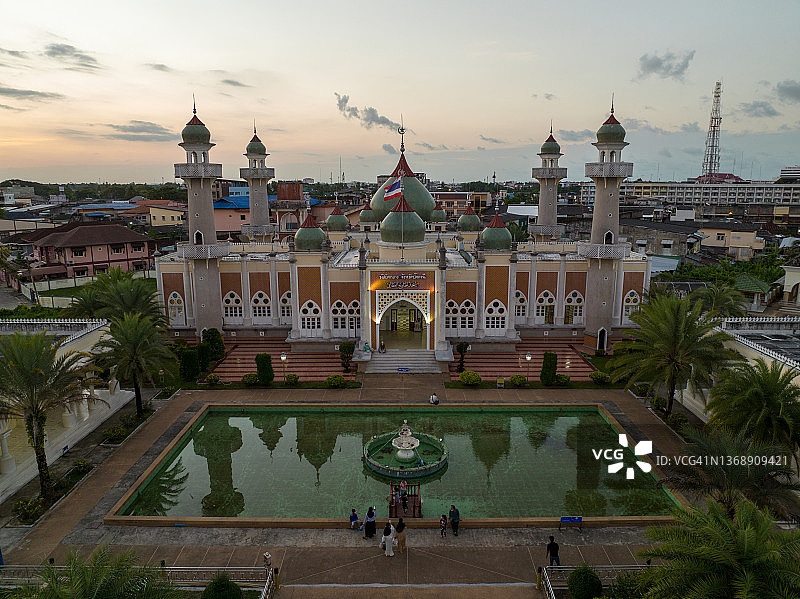 泰国北大年府北大年中央清真寺日落航拍图片素材