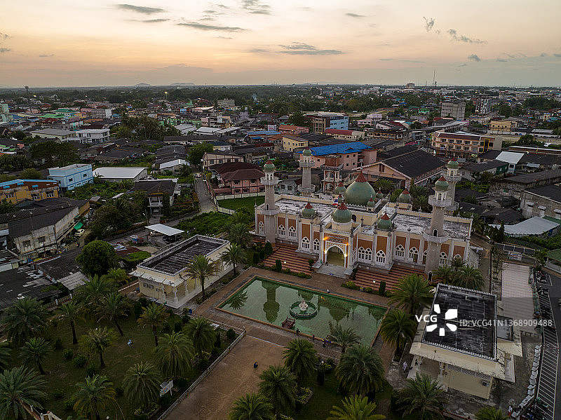 泰国北大年府北大年中央清真寺日落航拍图片素材