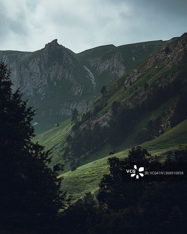 树木掩映下的壮丽山景图片素材