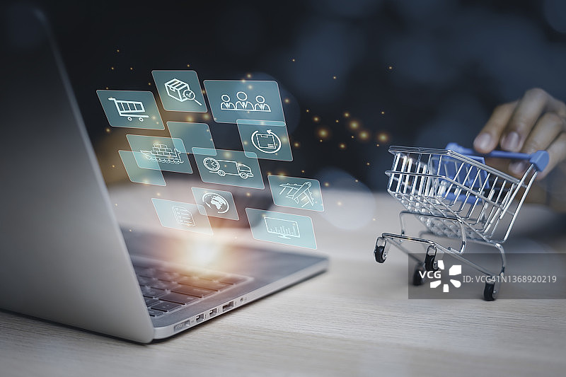 通过手机在线支付进行网上购物图片素材