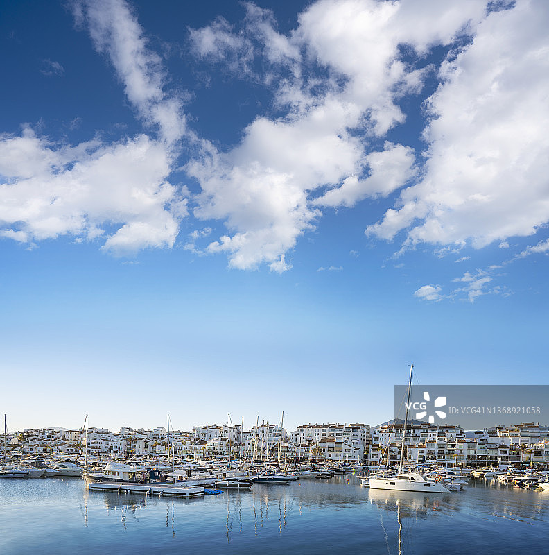 太阳海岸马贝拉码头日落时的巴努斯港图片素材