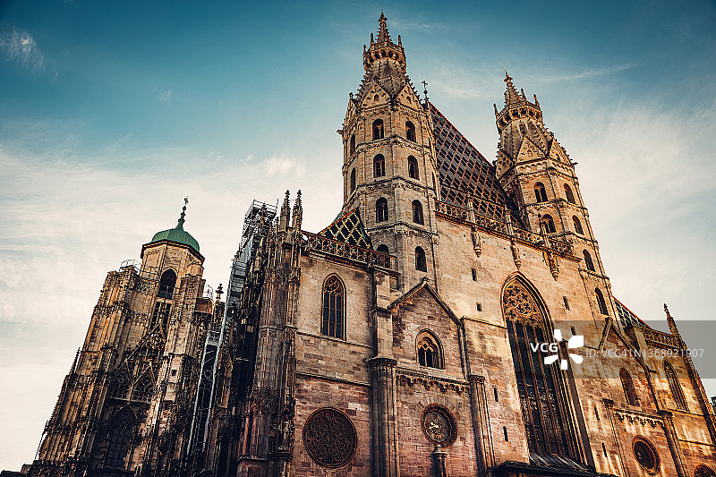 维也纳蓝天下的圣斯蒂芬大教堂图片素材