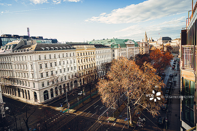 维也纳历史街区秋日风光：环城大街的古典欧洲建筑图片素材