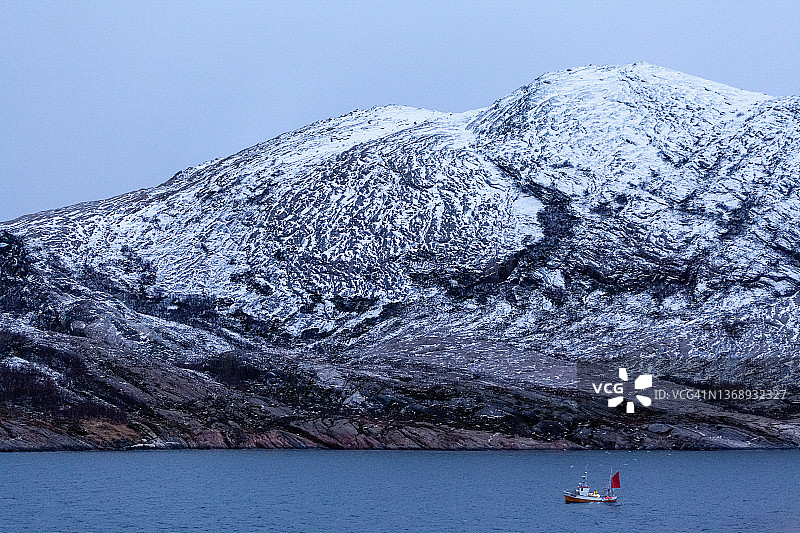雪山下的挪威诺德兰小渔船图片素材