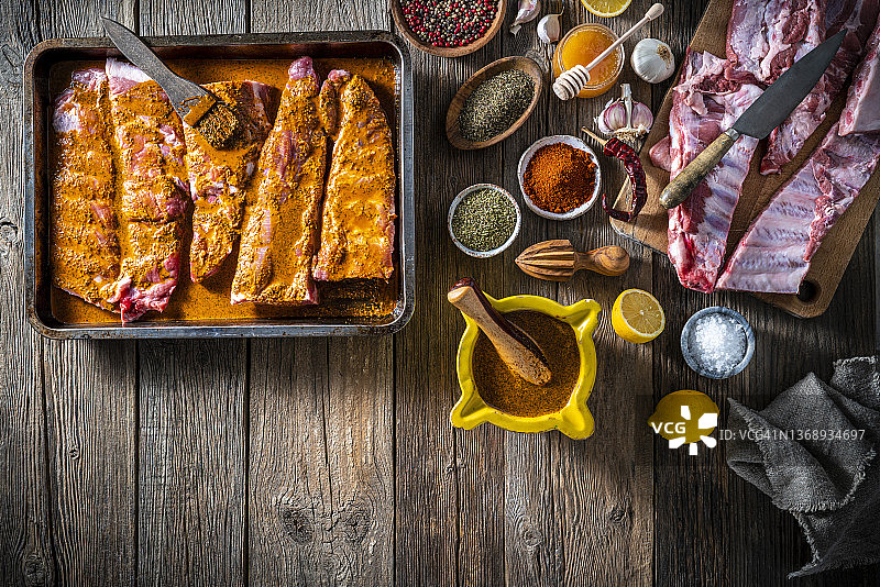 自制腌制烤猪肋排与配料图片素材