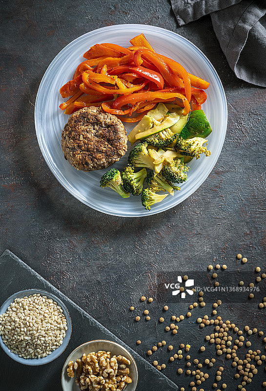 搭配红甜椒的纯素蔬菜汉堡套餐图片素材