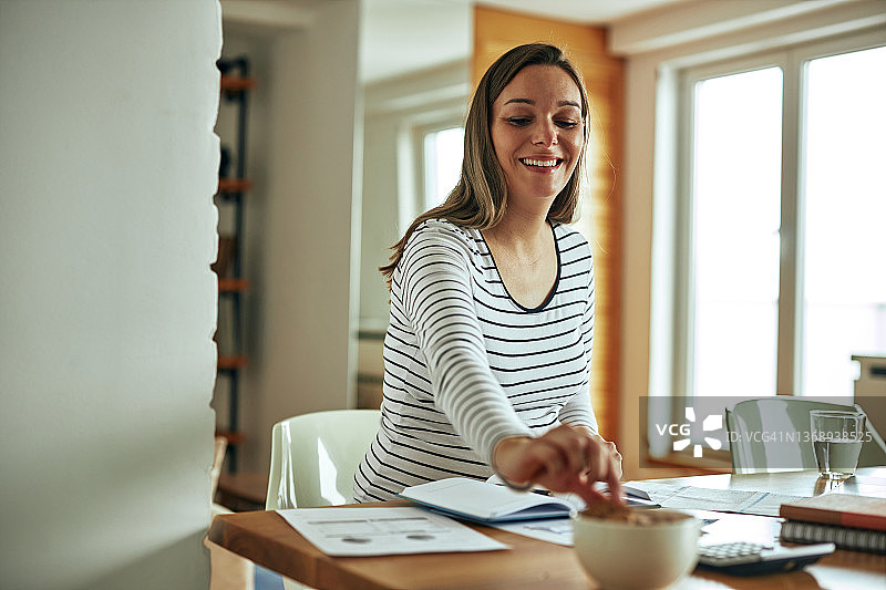 孕妇在家中办公室吃饼干工作图片素材