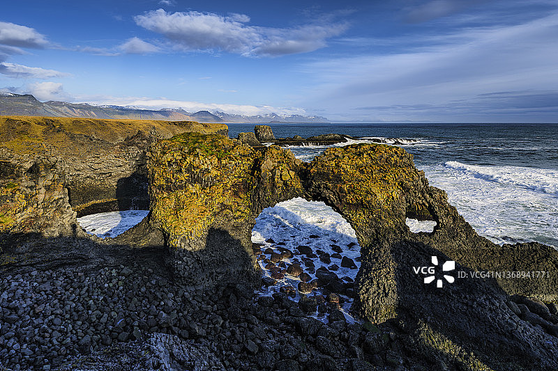 冰岛斯奈山半岛阿尔纳斯塔皮的Gatklettur拱门玄武岩柱图片素材